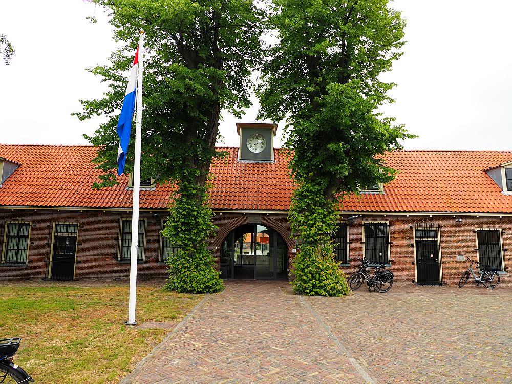 The entrance of the Prison Museum in Veenhuisen: an arched entryway in a long low building.