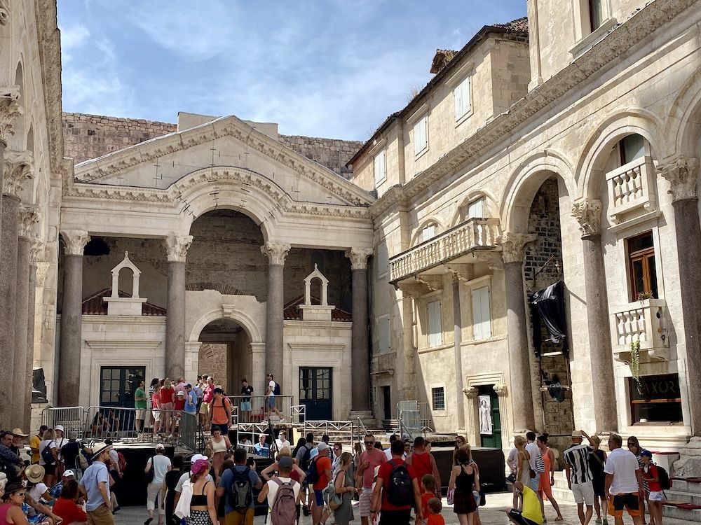 An open area with parts of Diocletian's palace: an archway with pillars. 