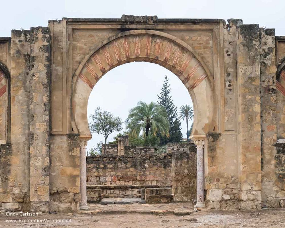 An archway, with a pillar on each side.