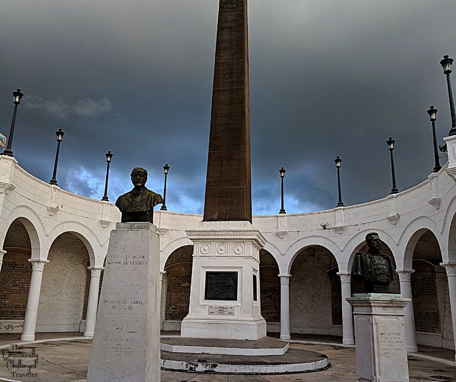 Casco Viejo Plaza is surrounded by an arched arcade. In the center is a tall monument and two smaller ones with busts.