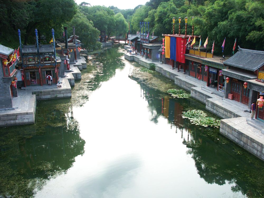 Suzhou Street looks like a canal with a row of small shops on either side.