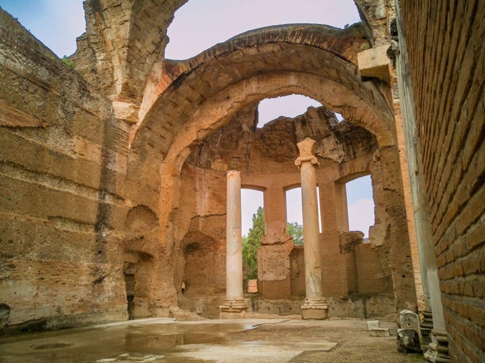 A ruin with walls intact and a very large interal arch, inside of which stand two almost complete pillars.