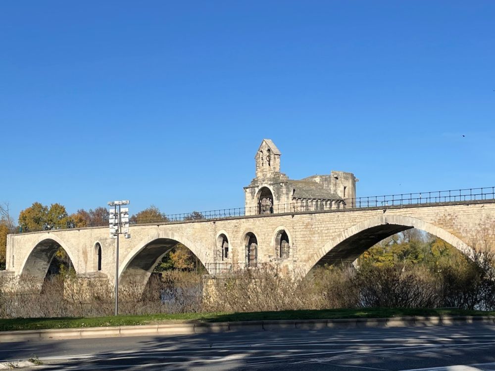 Partial photo of the bridge showing 3 of the arches and a small chapel on the bridge.