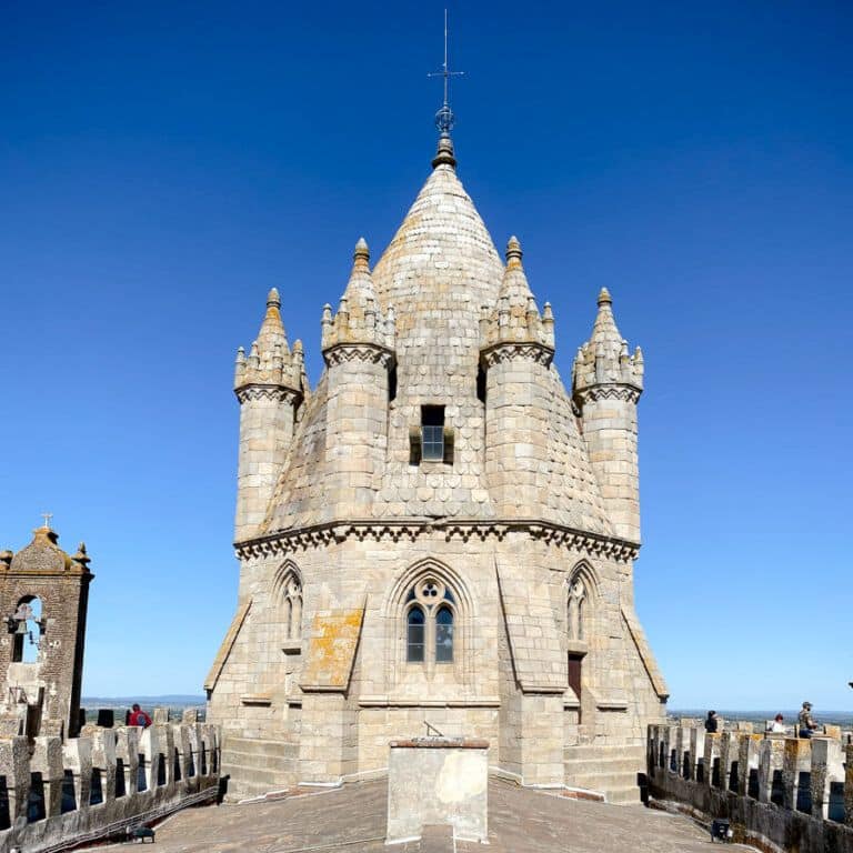 A view on the roof of the cathedral: a tower with small turrets all around it.