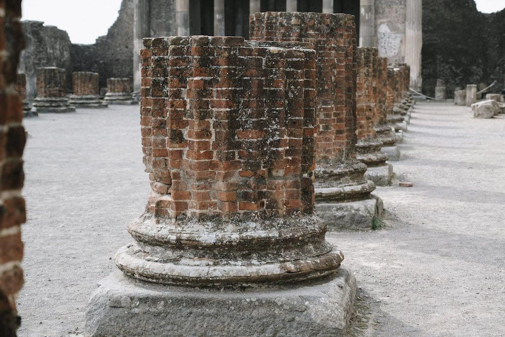 A row of doric columns.