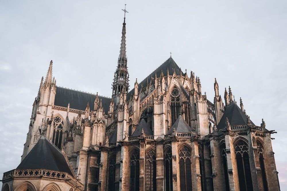 A view of the cathedral with its buttresses and flying buttresses.