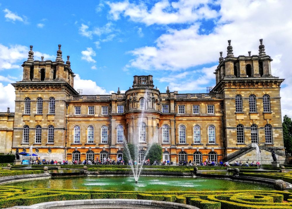 Blenheim castle, a grand castle-like building.