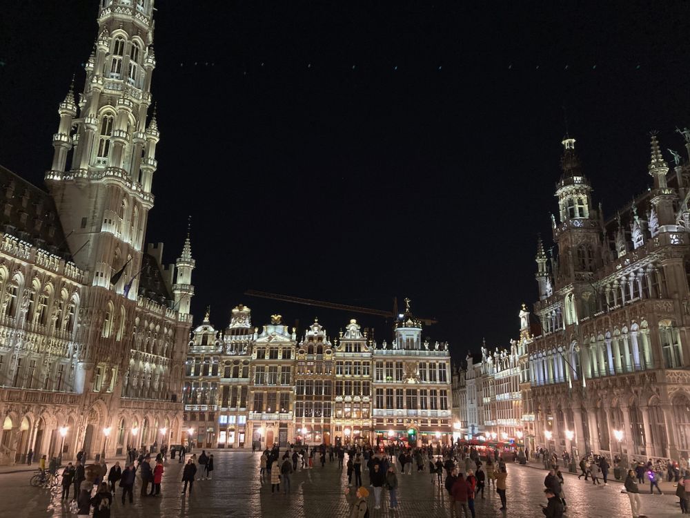 A night view of La Grand-Place, buildings all lit up.