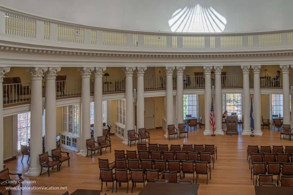 Rounded walls with pillars in pairs and a rounded dome roof. Study spaces in alcoves outside the pillars.