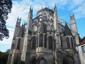 The rounded altar end of the cathedral with flying buttresses resting on the chapels.