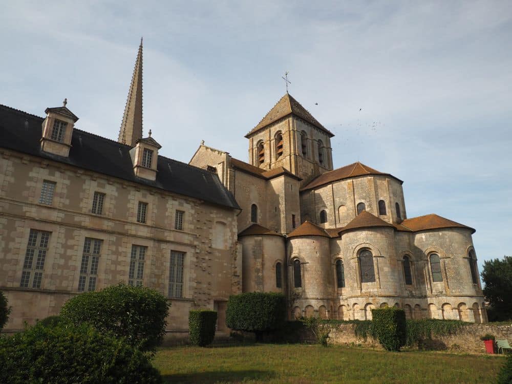 View of the church from behind shows a series of rounded structures that make up the altar and the chapels around it.