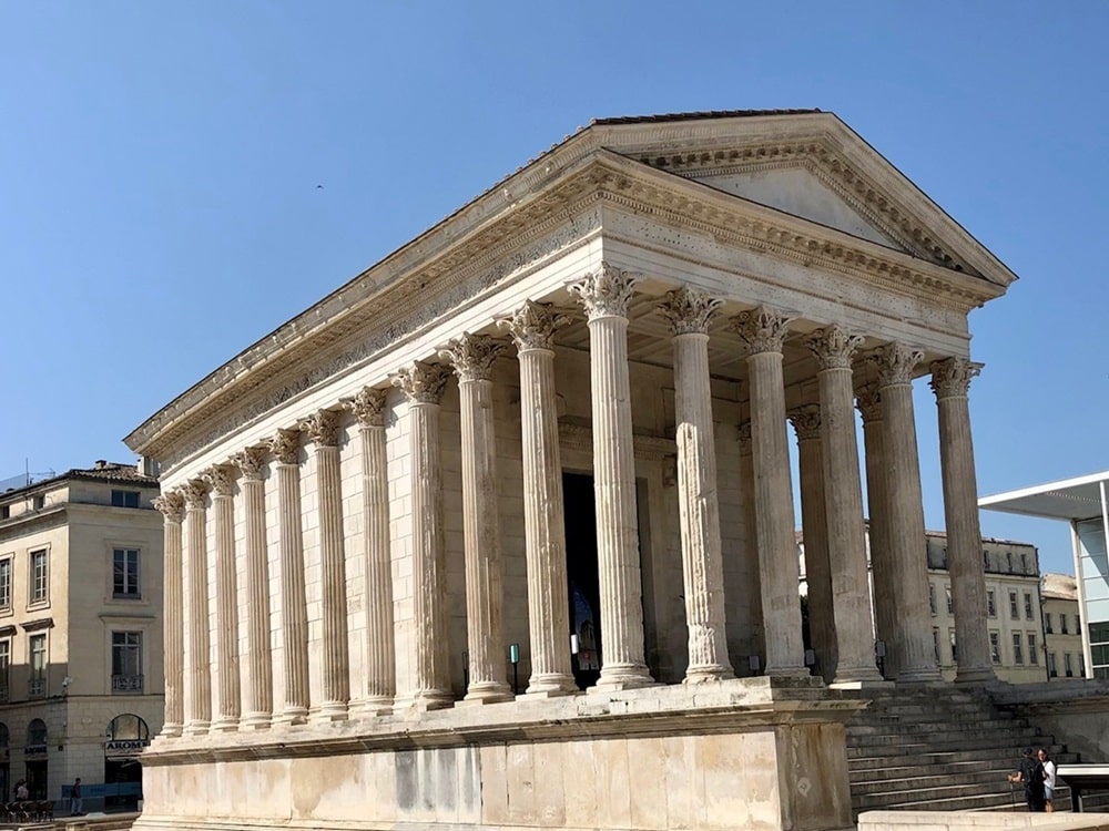 Side view of Maison Carree in Nimes shows the 6 columns along the front and the 11 columns down the side.