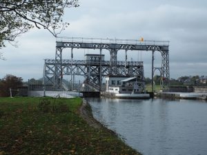 Metal construction that spans the canal and divides it into 2 sections.