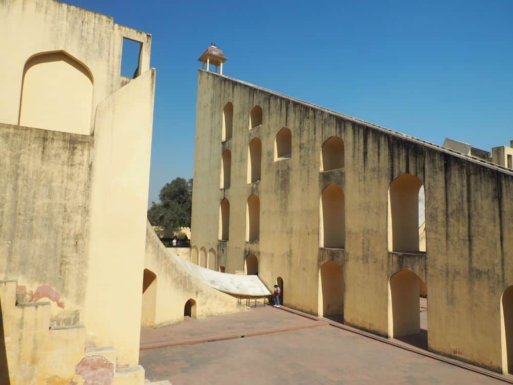 A large slanted wall with a curved white slab underneath it.