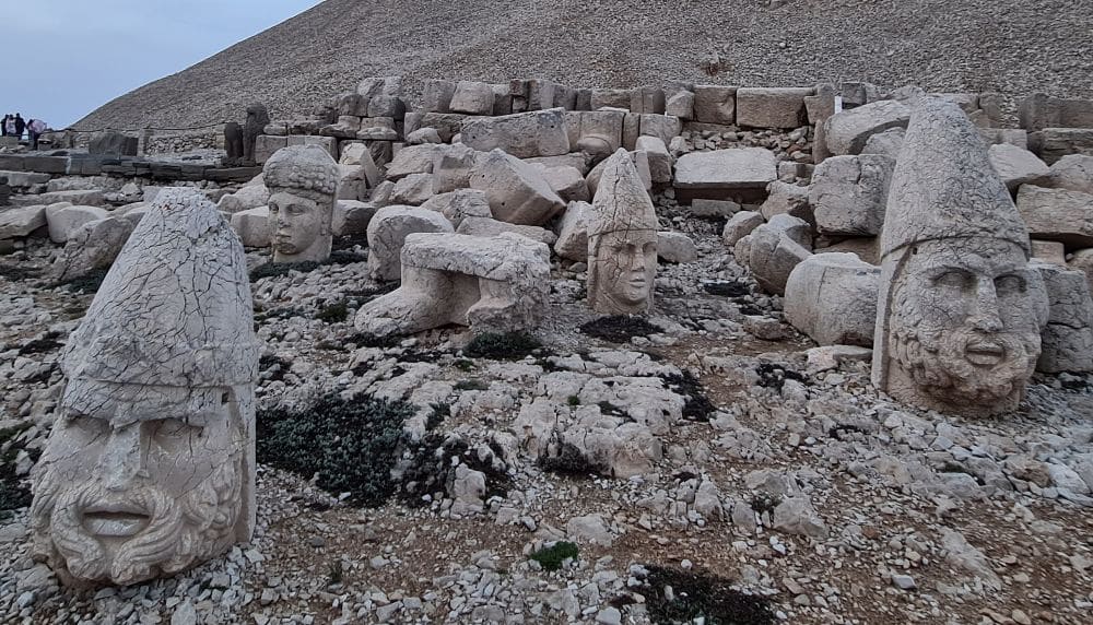 A closer view of some of the heads and other parts on the ground in front of Nemrut Dağ mountaintop.
