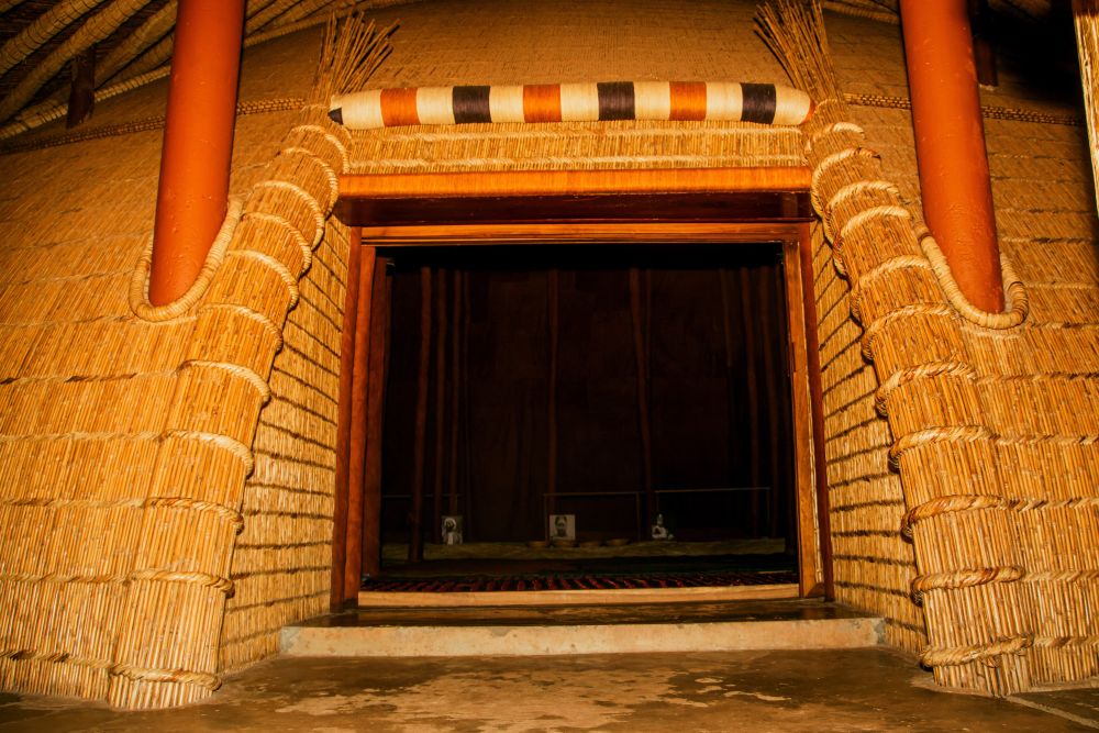 The inner entrance to the tomb: a large doorway in a half-spherical room made of reeds.