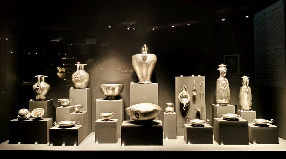 Various silver objects: flasks, lamps and other utensils.